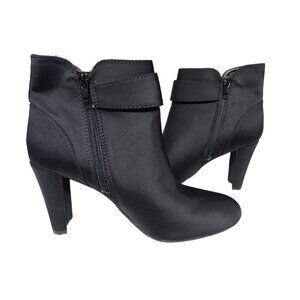 Unisa Womens UnRowen -T Black Ankle Boots with Buckle & Zipper Closure - Size 8M